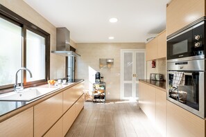 KĂŒhlschrank, Mikrowelle, Ofen, GeschirrspĂŒler