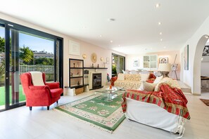 Een televisie en een open haard