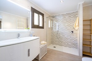 Een douche, een haardroger, handdoeken