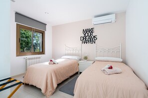 3 slaapkamers, een strijkplank/strijkijzer, gratis wifi, beddengoed