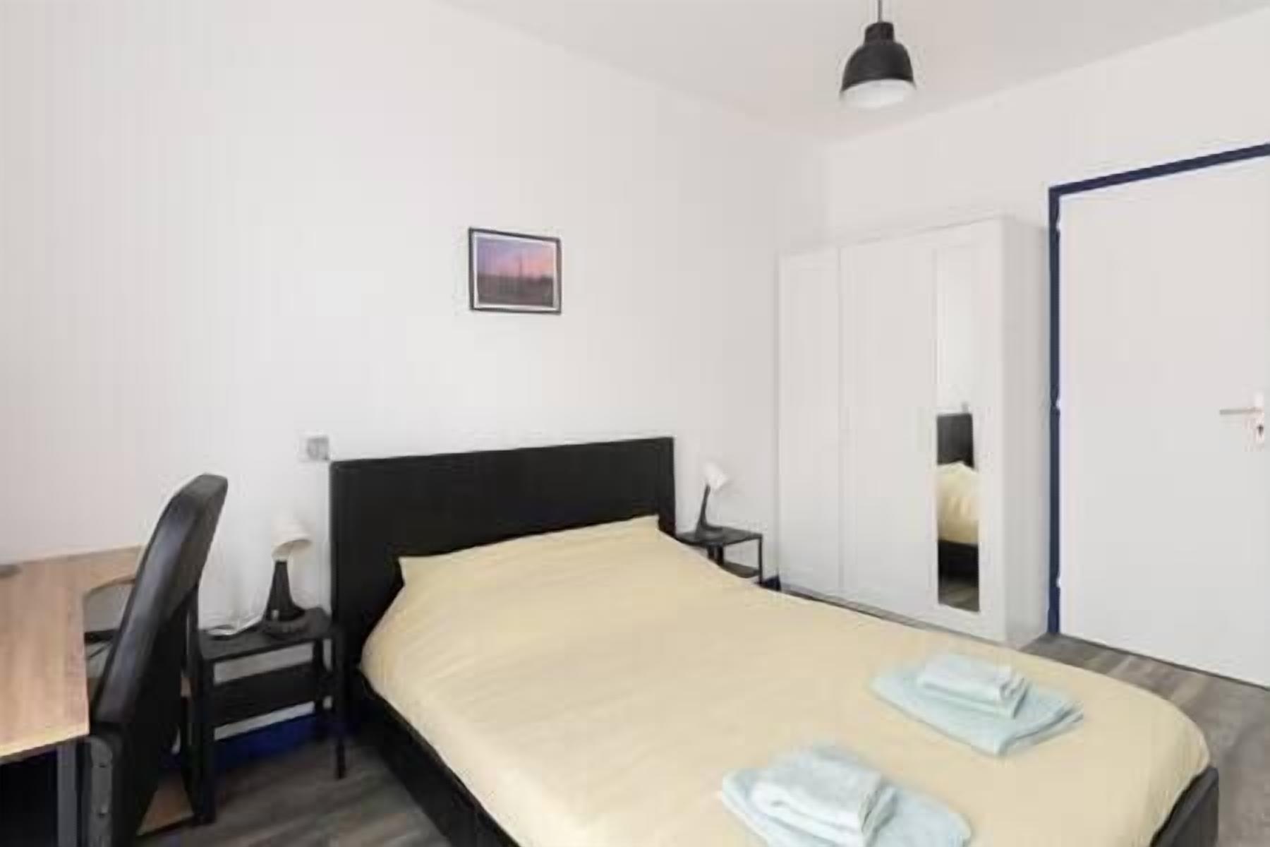4 bedrooms, iron/ironing board, travel cot, Internet