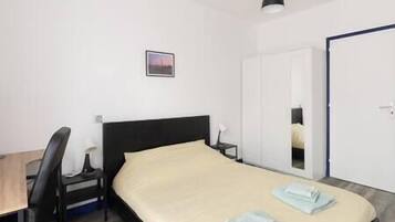 4 bedrooms, iron/ironing board, travel cot, Internet