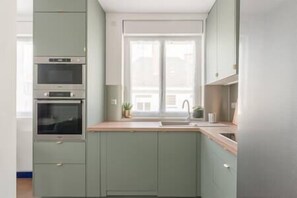 Kühlschrank, Mikrowelle, Ofen, Herdplatte