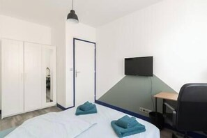 4 bedrooms, iron/ironing board, travel cot, Internet