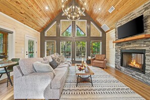 Smart TV, fireplace, books - Romantic Cabin:Sauna, Hot Tub, Firepit, Waffles! (Broken Bow)
