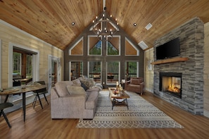 Smart-TV, Kamin, Bücher