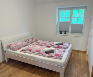 3 soverom, skrivebord, reiseseng for barn og wi-fi (inkludert)