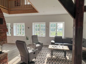 TV, fireplace, books - Friesenhaus Ebbe für 6 Gäste mit Großem Garten (Stadland)