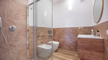 Doccia, asciugacapelli, bidet, asciugamani