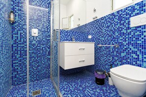 Douche, sèche-cheveux, bidet, serviettes fournies