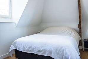 1 chambre, lit parapluie, Wi-Fi gratuit, draps fournis