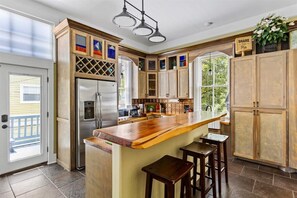 Fridge, microwave, oven, stovetop - Bamboo & Clover Beach Retreat  (Galveston)