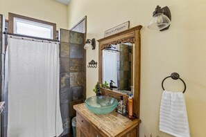 シャワー、ヘアドライヤー、タオル、石鹸