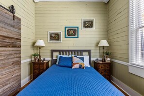 2 室のベッドルーム、アイロン / アイロン台、WiFi (無料)、ベッドシーツ