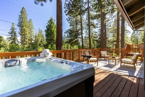 Bañera de hidromasaje al aire libre