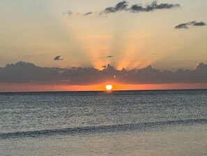 A sunset over the ocean with clouds in the sky. - Beautiful and sunny villa with the view of the pool and lake  (Sarasota)