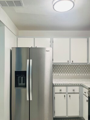 Réfrigérateur, four à micro-ondes, un four, surface de cuisson