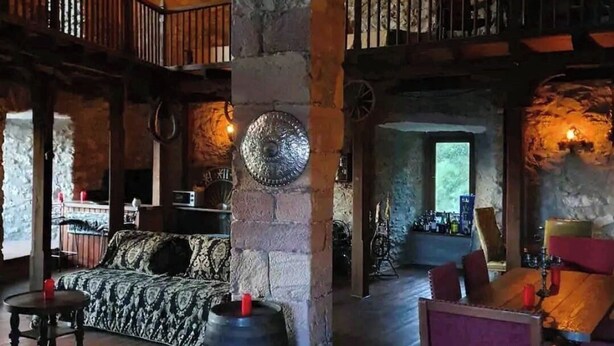 A spacious interior with high ceilings, stone walls, and a wooden balcony. - Hermannstein Castle - Knights' Hall (Wetzlar)