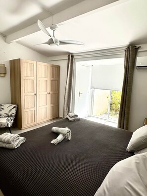 2 bedrooms, iron/ironing board, travel cot, WiFi - Palm Beach House, Stunning 2 bedrooms beachfront (Marigot)