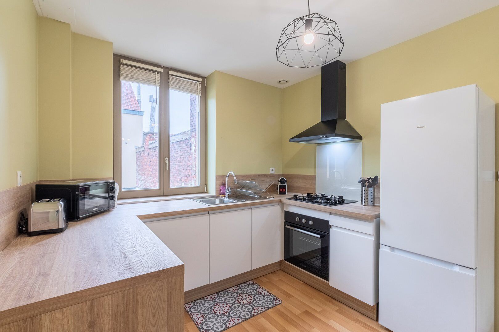 Jääkaappi, mikroaaltouuni, uuni, kahvin-/teenkeitin