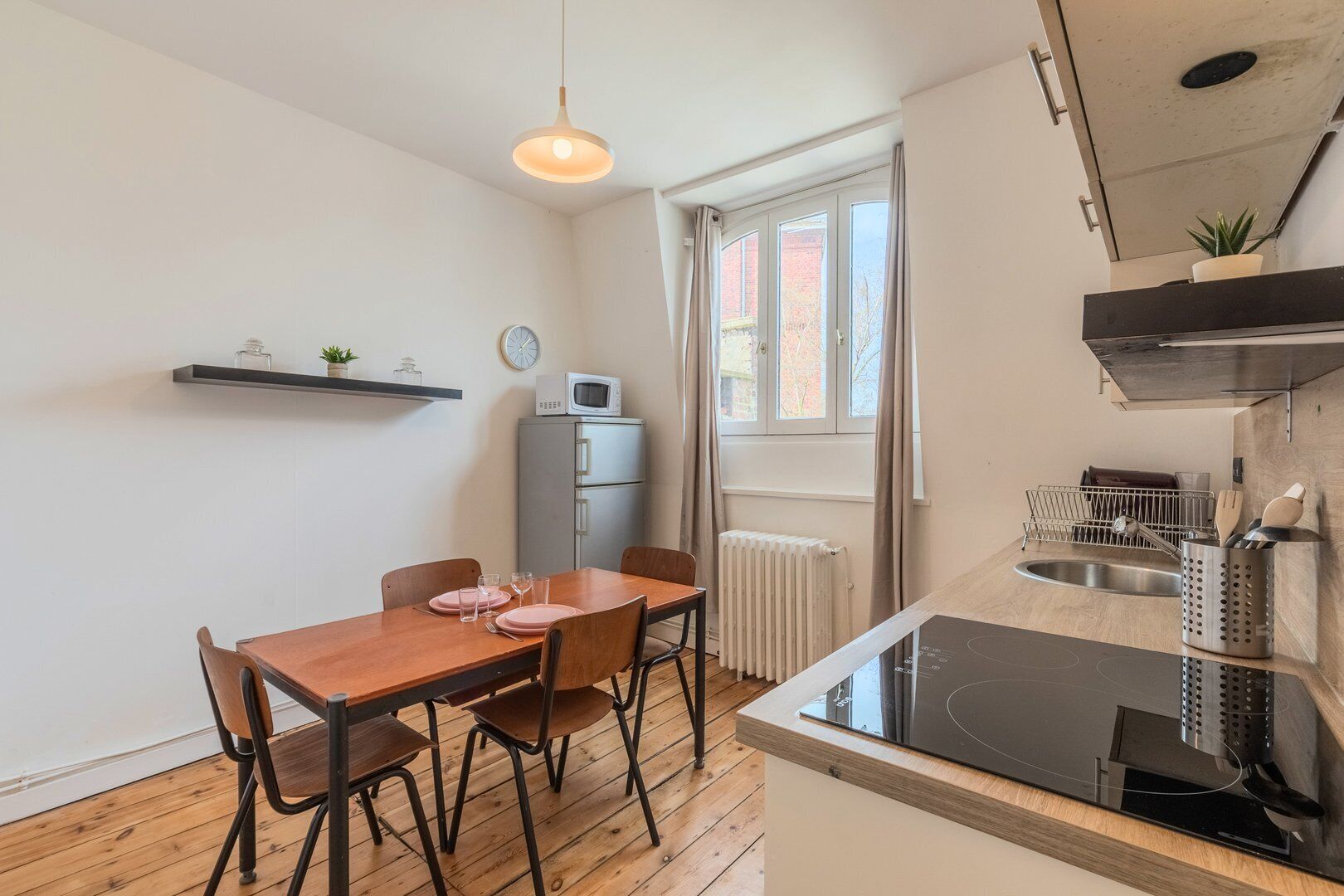 Réfrigérateur, micro-ondes, cafetière/bouilloire, grille-pain