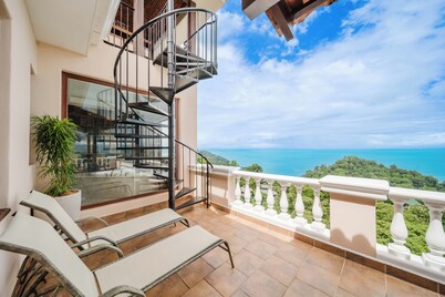 Gorgeous 3-bedroom Penthouse Condo with Panoramic Views!