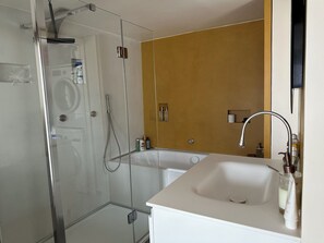 Haartrockner, Handtücher, Seife, Shampoo