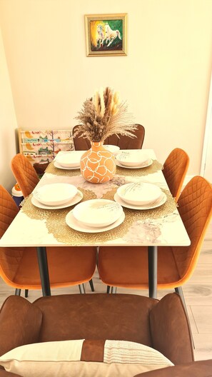 Dining - 3 Bedroom Serviced Accommodation in Newport (Bettws)