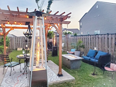 Outdoor dining. Spacious 7-bedroom house with WiFi, fitness room in beautiful Wilmington