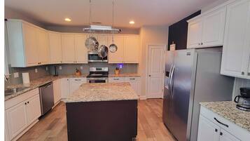 KylskÄp, mikrovÄgsugn, ugn och spishÀll