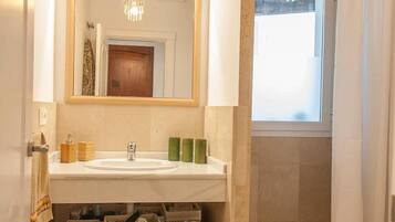 Apartment | Badezimmer | Dusche, Handtücher, Toilettenpapier