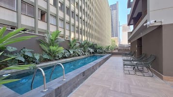 Una piscina al aire libre