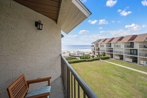 2 bedrooms - Gulfside Townhome 32 Beachfront Townhouse w Pool (Gulf Shores)