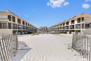 2 bedrooms - Gulfside Townhome 32 Beachfront Townhouse w Pool (Gulf Shores)