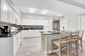 Apartment | 3 bedrooms - Admirals Quarters 802 Amenities Galore Spacious (Orange Beach)