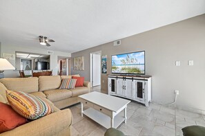 Apartment | 2 bedrooms - Edgewater 82- Floor to Ceiling Glass Doors (Gulf Shores)