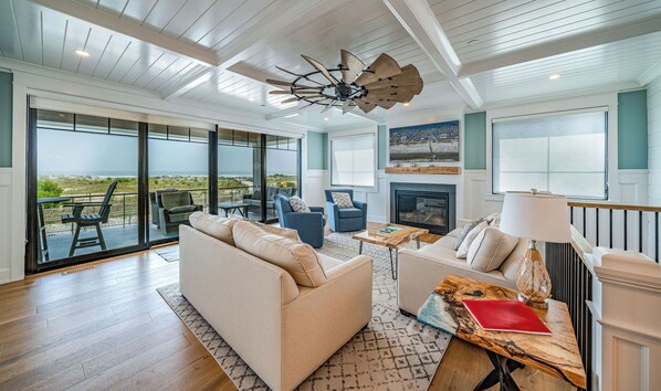 Smart-tv, een open haard en boeken