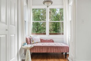 Een smart-tv en een open haard