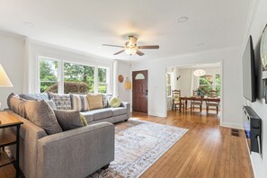 Een smart-tv en een open haard