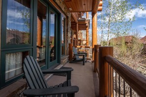 Property grounds - Spacious & welcoming 4 bedroom log townhome: views, private hot tub, ski/bike access (Mountain Village)