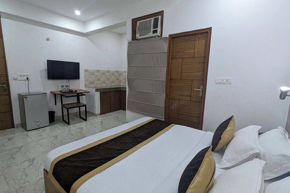 Classic Double Room, Balcony, City View | Desk, soundproofing, free WiFi