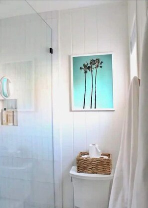 Serviettes fournies, savon, shampooing, papier de toilette