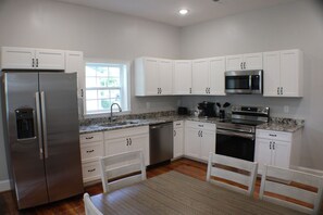 Mikrowelle, Ofen, Herdplatte, Wasserkocher mit Kaffee-/Teezubehör