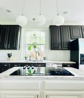 Fridge, microwave, oven, stovetop - Spacious 5-BD Austin home - perfect for Family/Friends Getaway (Austin)