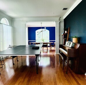 Games room - Spacious 5-BD Austin home - perfect for Family/Friends Getaway (Austin)