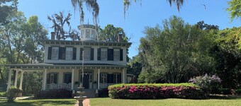 Award Winning - Historic Register Mansion - 6-bedroom B&B near Tallahassee I10