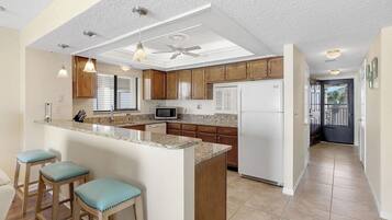 Een koelkast, een magnetron, een oven, een kookplaat