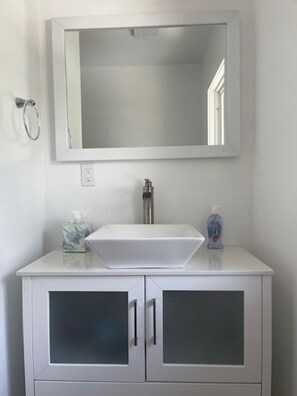 Towels, soap, shampoo, toilet paper - Beach to Bay Bungalow in vibrant St. Pete! (St. Petersburg)