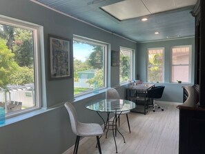Dining - Beach to Bay Bungalow in vibrant St. Pete! (St. Petersburg)