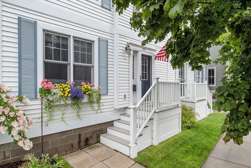 Downtown Harbor Springs. 10 minutes to the Highlands and Nubs! 